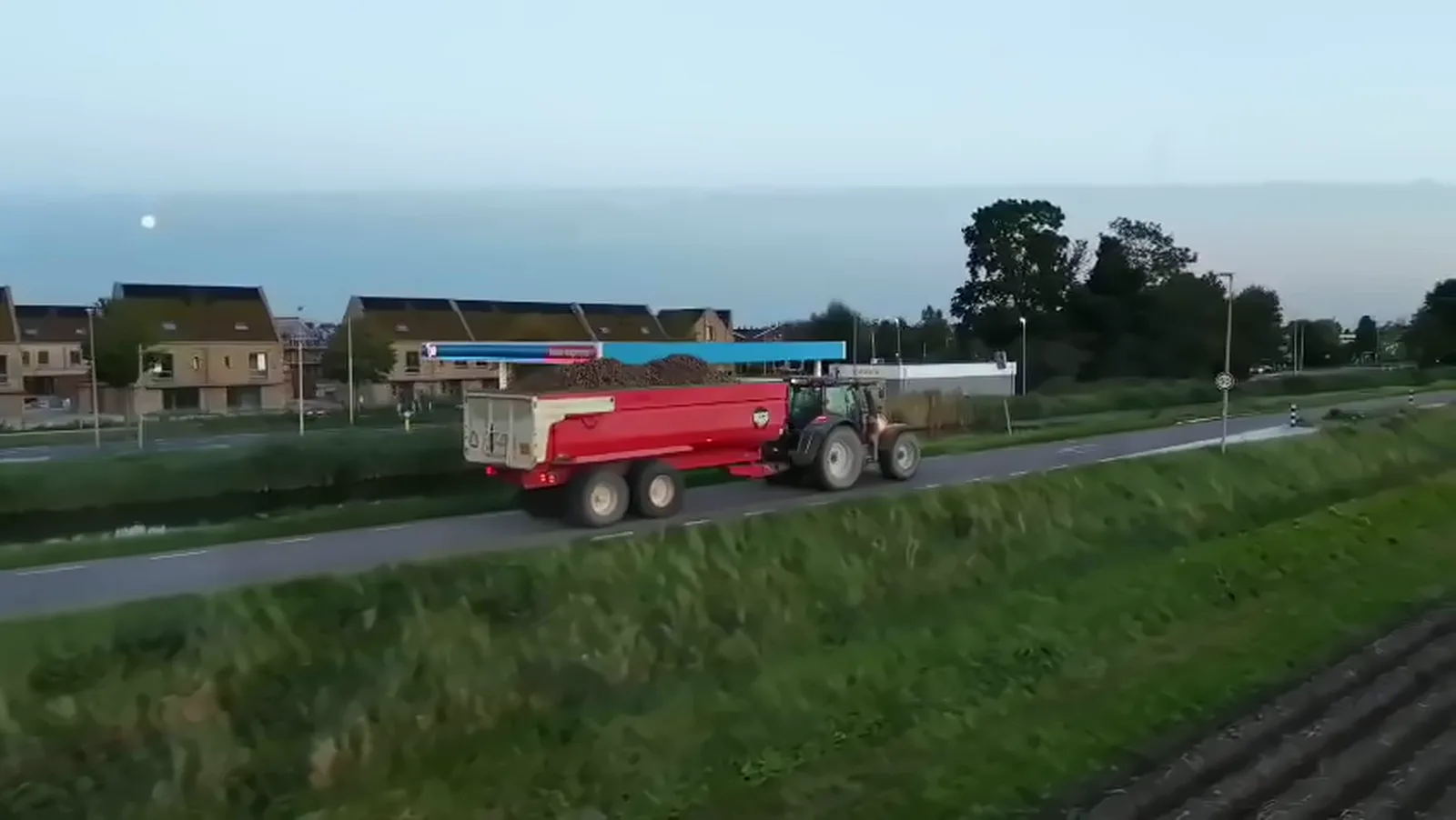 Trekker met kipper over de dijk