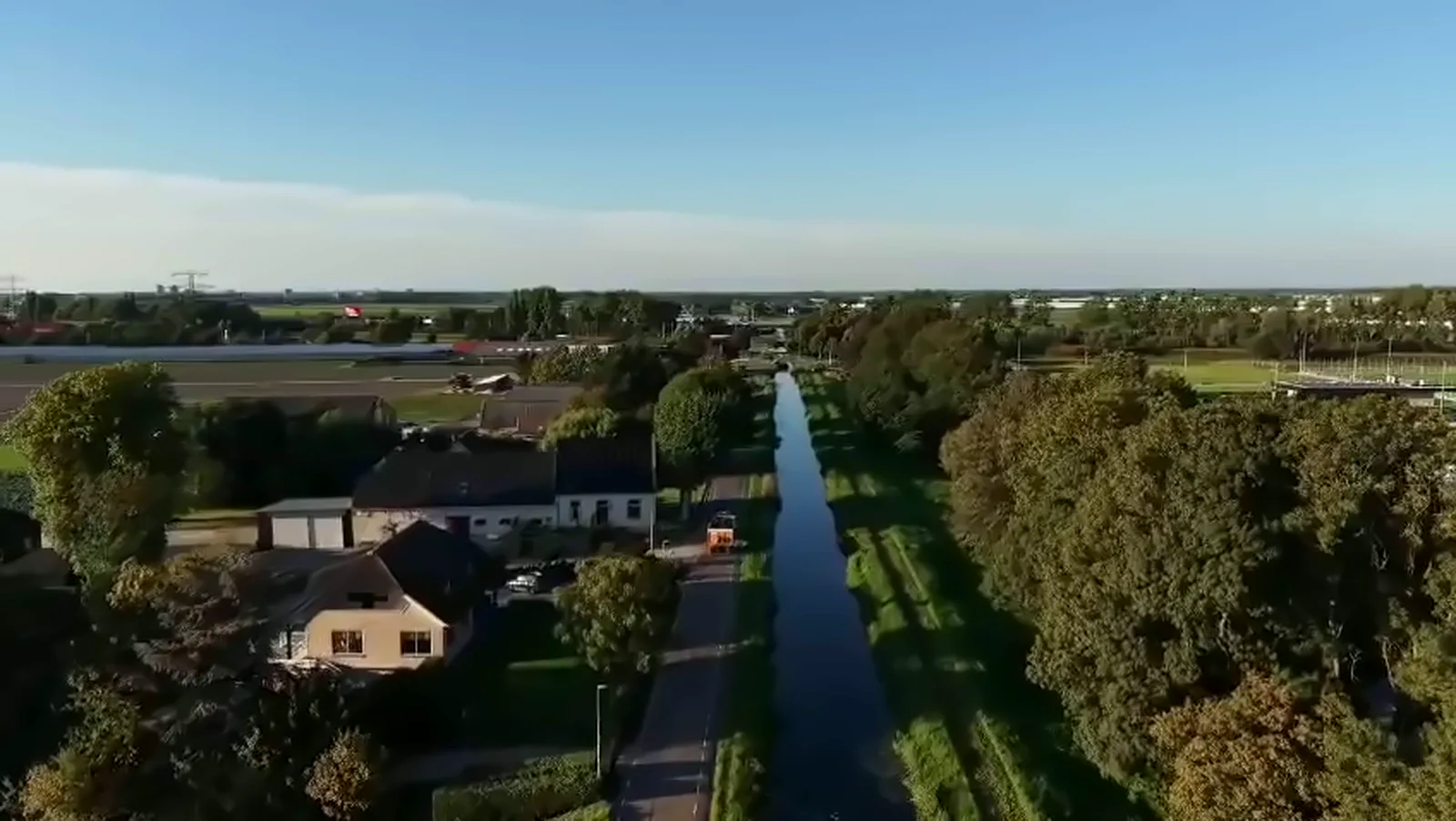 Luchtfoto van Zevenhuizen met vaart en bomen