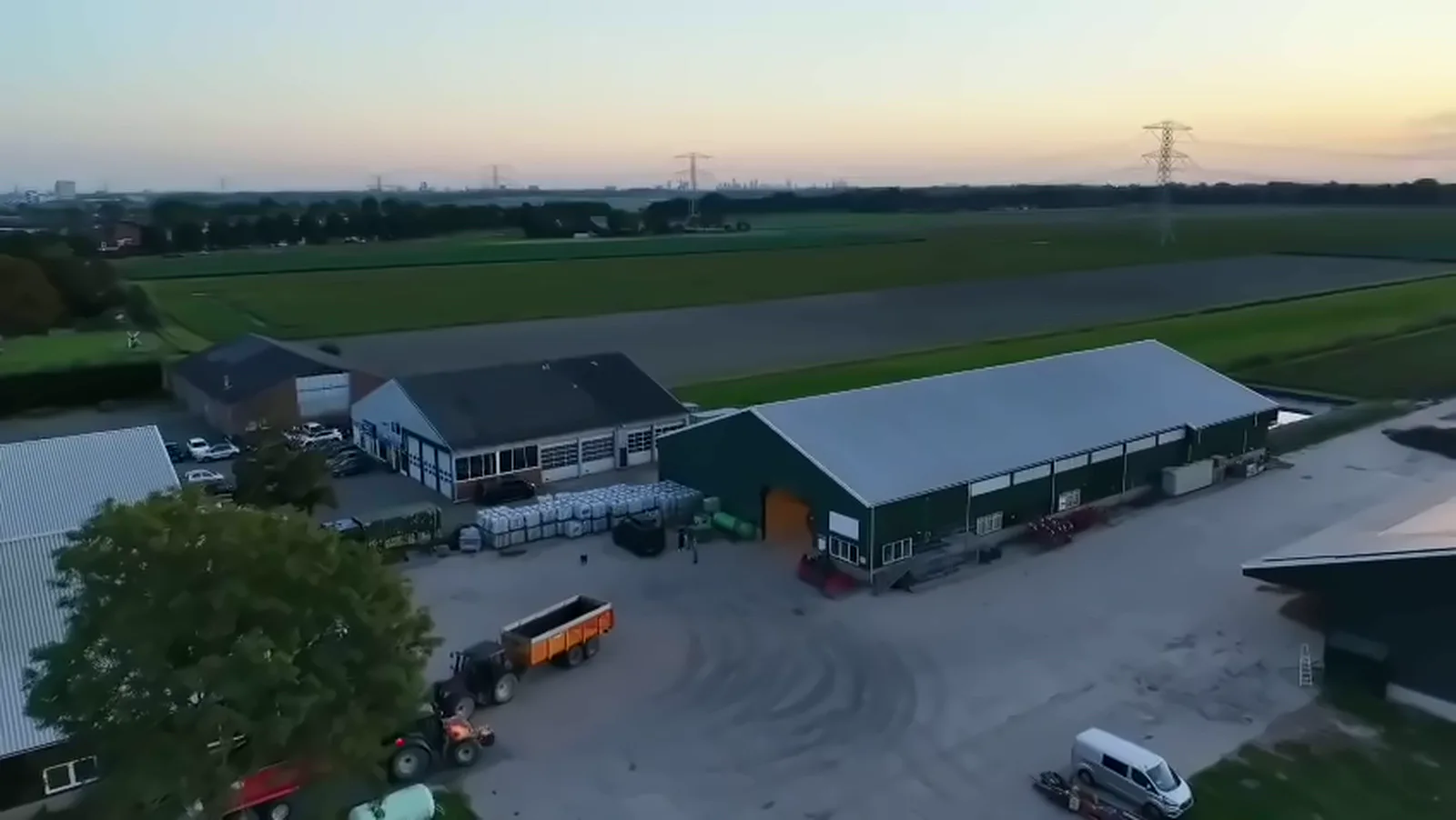 Luchtfoto van het erf met schuren in Zevenhuizen