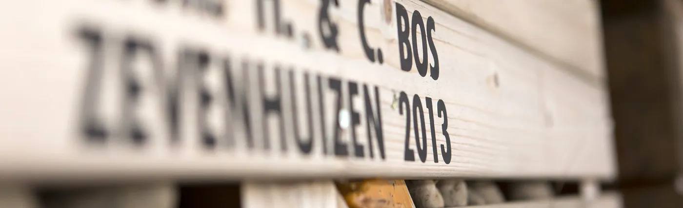Houten bewaarkist met opschrift H. & C. Bos Zevenhuizen