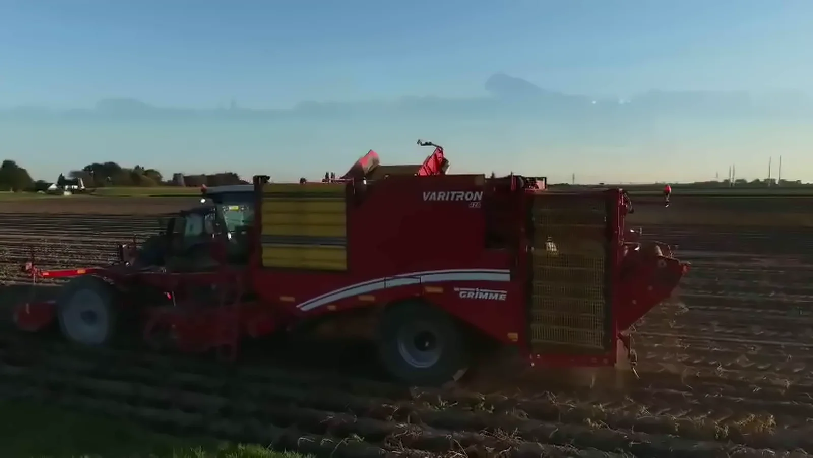 Aardappelrooier aan het werk op de akker