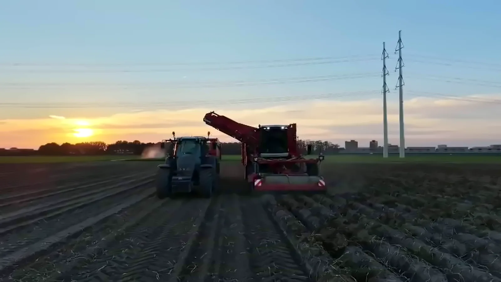 Trekker en rooier bij zonsondergang