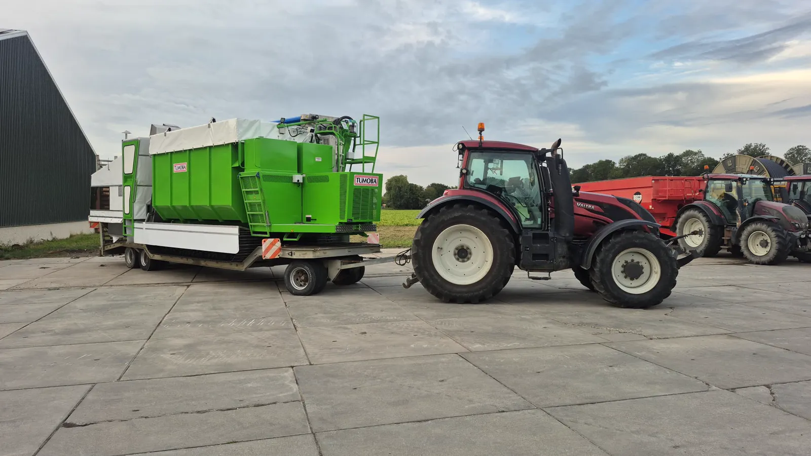Nieuwe spruitenplukmachine achter de trekker op het erf